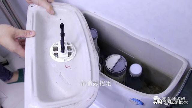 马桶水一冲水涨很高慢慢下去，疏通马桶最有效的办法（马桶冲水无力、出水小怎么办）