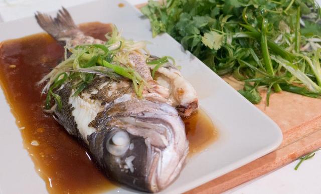 赤魟鱼的做法有哪些，赤眼鲮鱼的做法（香葱香菜豆豉油清蒸迦魶魚）