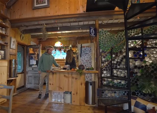 太阳能小屋设计，别墅低成本装修风格（夫妻俩买下田园小木屋）