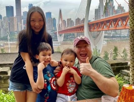 趴耳朵，娶了小12岁的中国媳妇（趴耳朵狗图片）