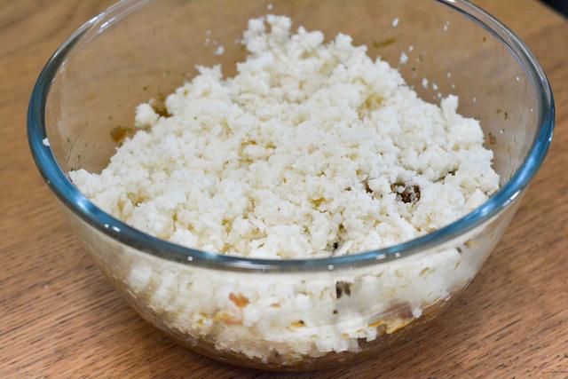 马蹄肉饼怎么做好吃，马蹄肉饼汤怎么做好吃（用猪肉和荸荠做肉饼）