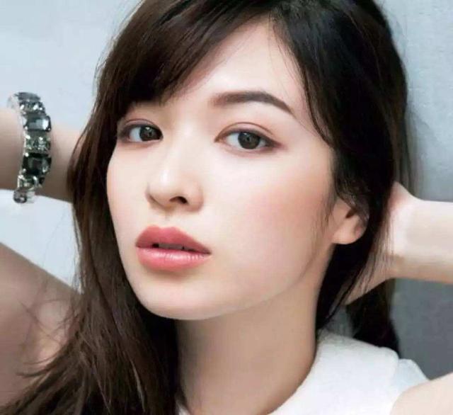 额头窄脸宽适合什么发型，额头宽方短脸适合什么发型（40岁+的女人别总留长发）