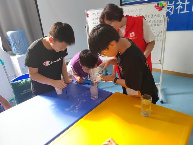 怎样让鸡蛋在水里浮起来，怎样让鸡蛋在水里浮起来作文（“让鸡蛋浮起来”趣味科学）