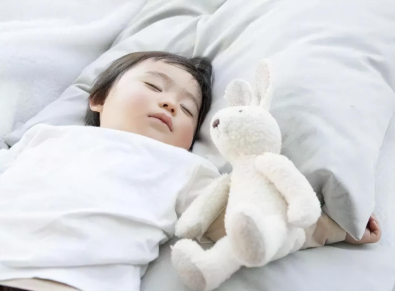 出牙期宝宝睡觉不安稳会持续多久，出牙期频繁夜醒会持续多久（进入“出牙期”的宝宝）