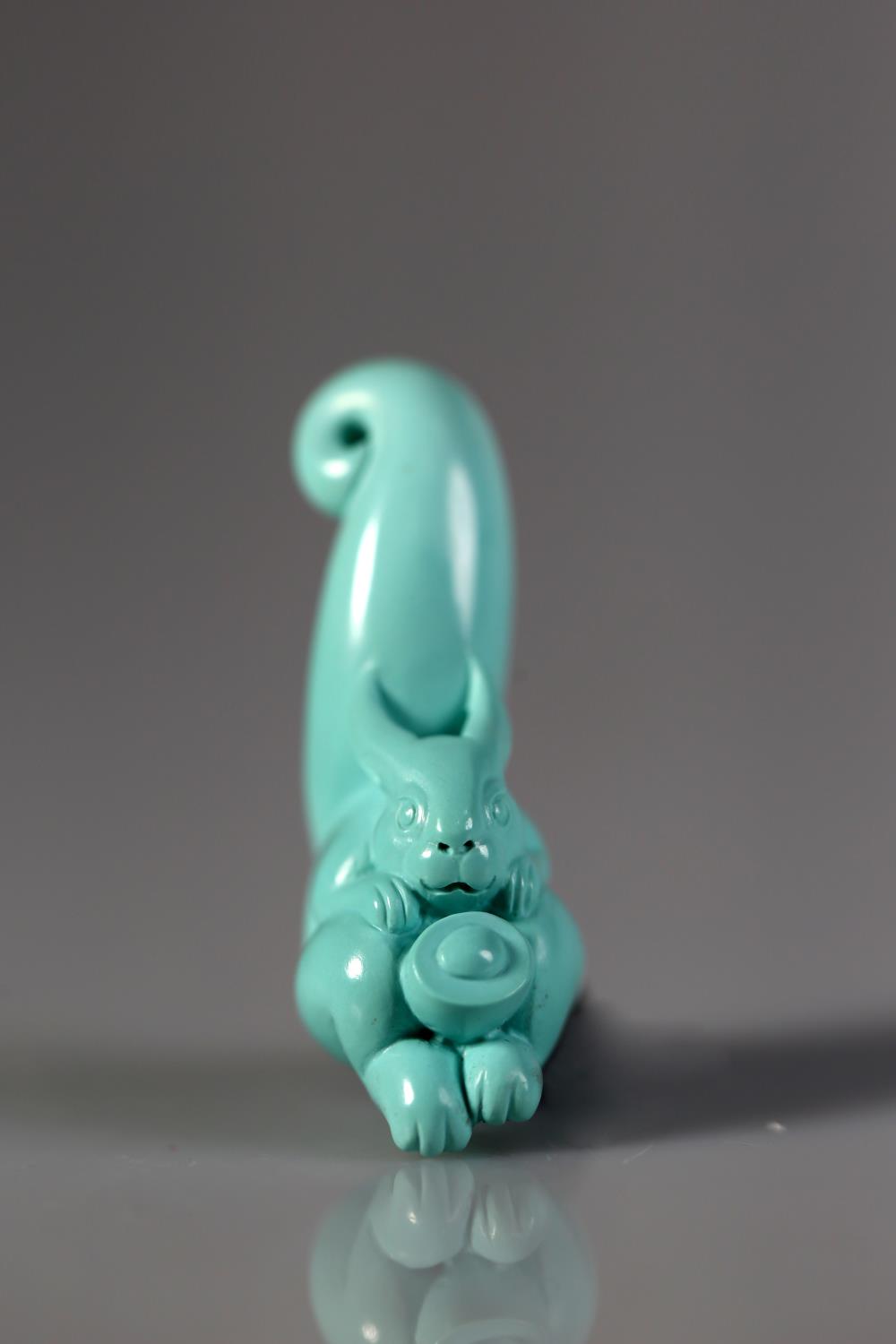 罗最作品《数钱》同时,松鼠也是玉雕中最常用的题材之一.