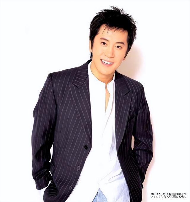53岁毛宁现身商演捞金！身材发福脸部僵硬，与富婆合影笑容满面