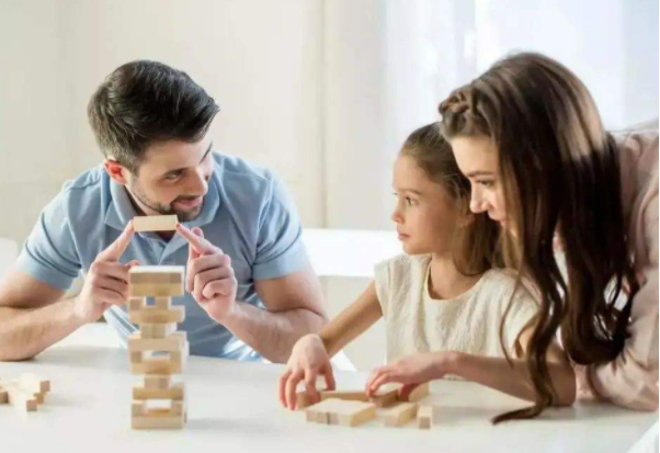 小孩子上学不专心怎么办，孩子上学好动不专心听课应该怎么办（家长该怎么做才好）