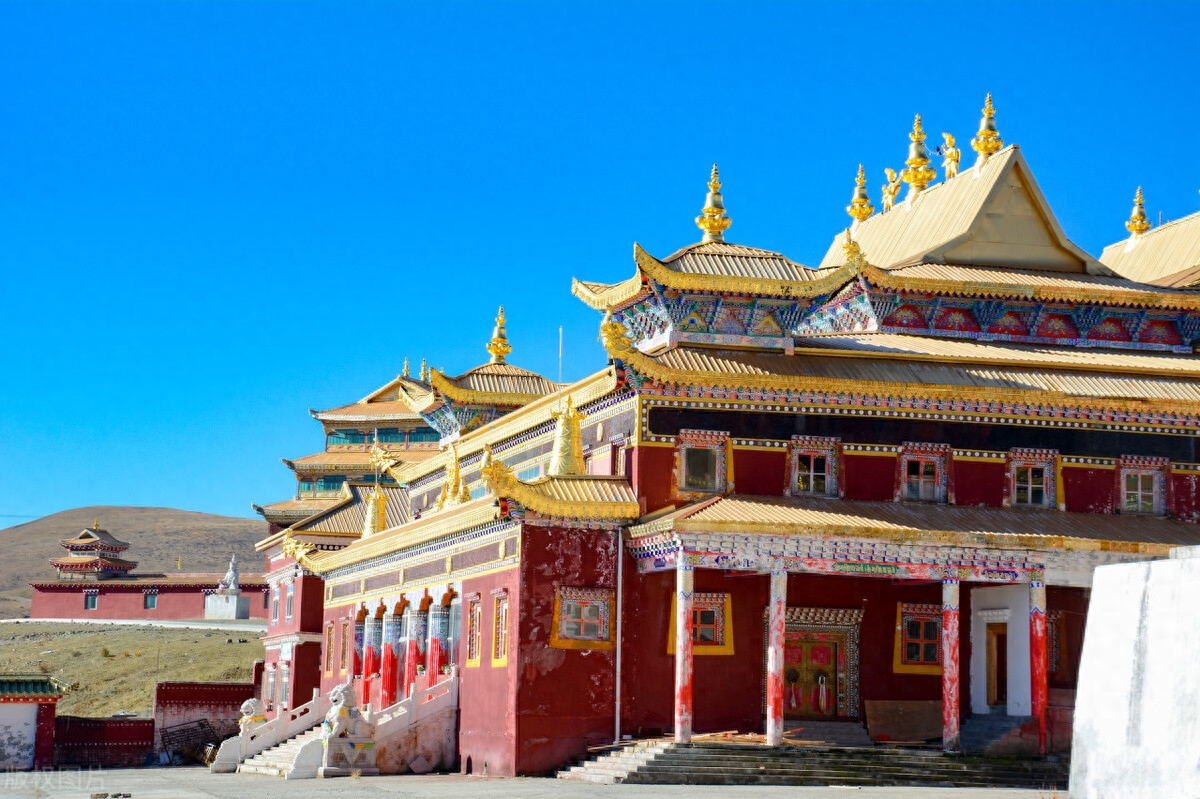 东嘎寺,是藏区著名的红教寺庙之一,也是色达三大寺庙之一,寺庙坐落在