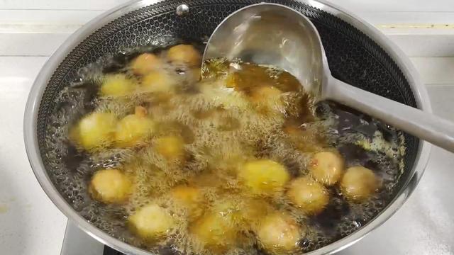 怎么自己做鱼丸，怎么自己做鱼丸吃（切记不要放面粉和淀粉）