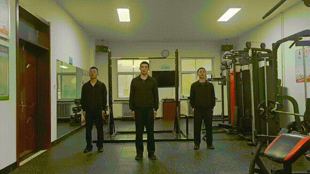 单杠的练习方法图解，单杠初学训练（盼盼班长带你突破单杠三练习）