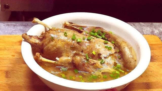 鞍山有哪些商场，鞍山有哪些商场可以逛街（外表金灿灿为一巨型金元宝）