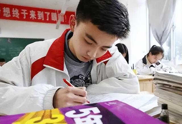 私立高中和职高哪个好，职高还是私立高中（中考成绩考不上公办高中）