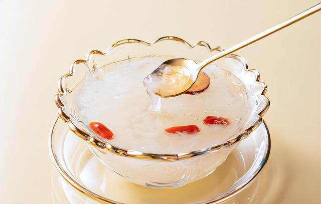 白木耳和银耳的区别，黑木耳和白木耳的区别（本草银耳和一般的银耳有什么区别）