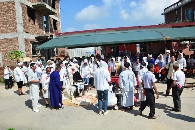 梦到出殡的队伍是什么意思，梦见别人家出殡的队伍是什么意思（“出殡”有哪些讲究呢）