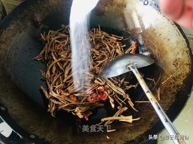 茶树菇黄豆红烧肉，茶树菇土豆烧肉的做法（嚼在嘴里全是肉香）