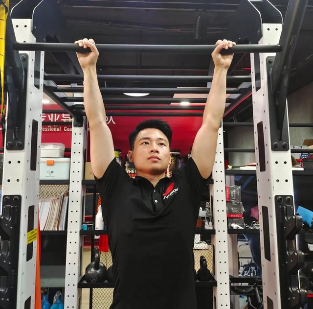 引体向上训练方法与技巧，引体向上标准动作和练习方法（引体向上，能搞定了）