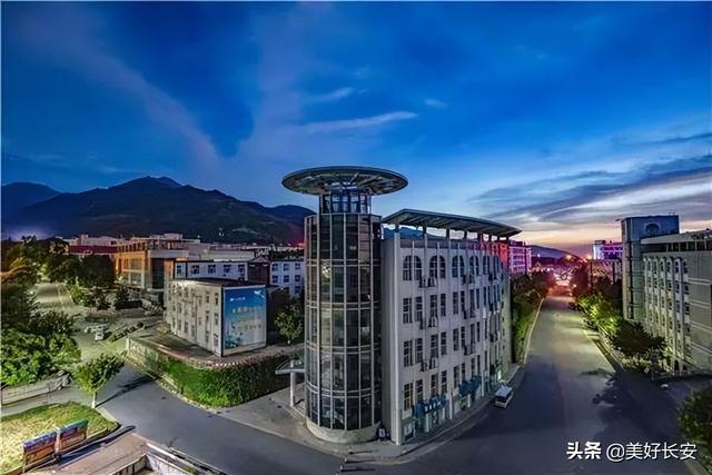 国内哪里可以学习滑翔伞，哪里有学滑翔伞（全国人都想来“蹭吃”“蹭住”“蹭课”的大学）