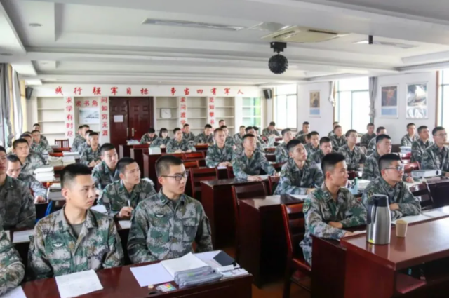 国防科技大学和国防大学的区别，国防大学和国防科技大学的区别是什么（考上一档就是“国家的人”）