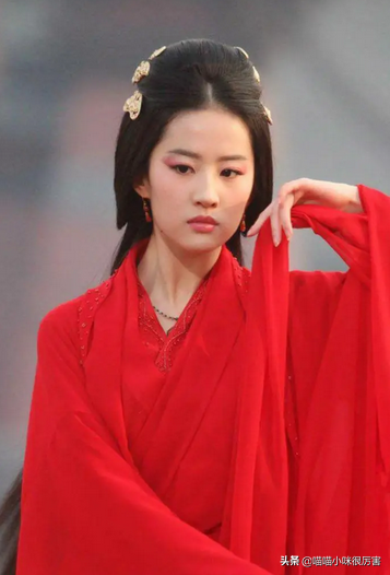 刘亦菲继父，刘亦菲继父命理分析及预测（幸运的刘亦菲：出道就演女主）