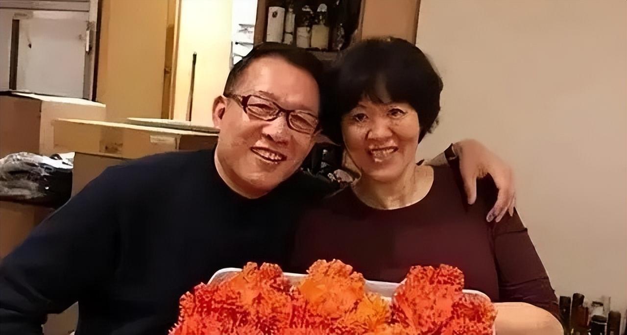 郎平二婚改嫁鉴宝专家,丈夫甘当"贤内助",丝毫不像71岁的样子-质信十