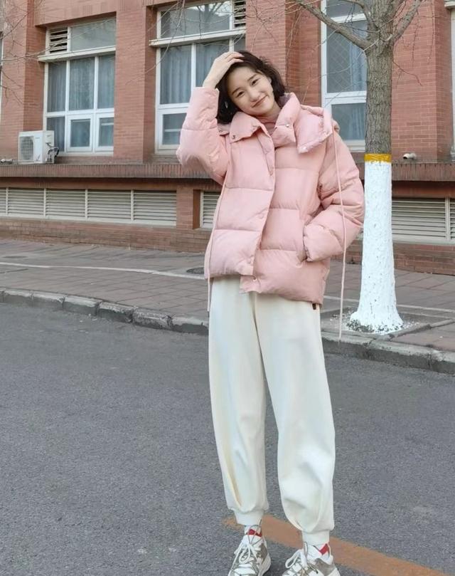 穿什么颜色的衣服最显白，穿衣服显白的几种颜色（今年羽绒服别穿黑色了）