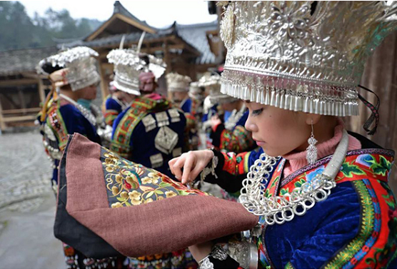 苗族的服饰特点，苗族服饰介绍简短（贵州雷山苗族服饰刺绣）