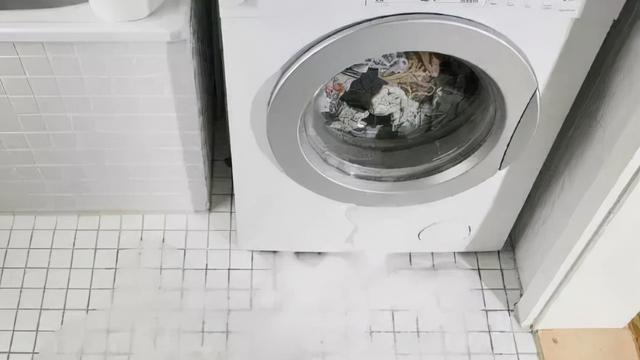 为什么洗衣机的水不能排在地漏？溢水还反臭，赶快拔出来