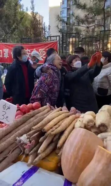容嬷嬷李明启罕见近况曝光，86岁“容嬷嬷”李明启逛菜市场
