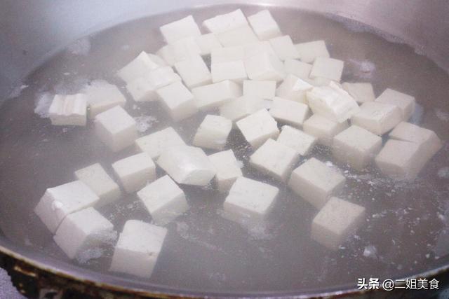 青菜豆腐怎么炒，怎样炒青菜好吃（牢记别直接下锅炒豆腐）