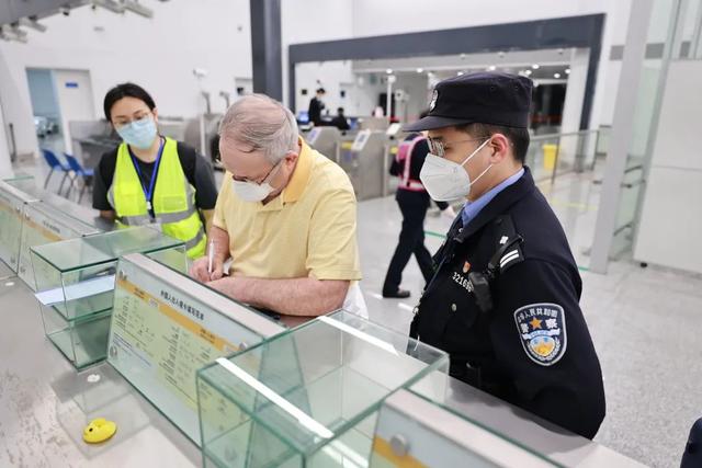 桂林两江国际机场，桂林直飞的国际航班（762头“飞”猪“空降”桂林——桂林边检站快速优质验放复航后首架洲际货运包机）