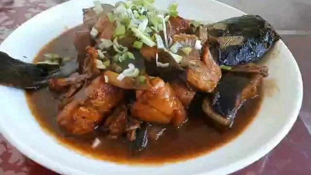 三类人群慎食鲶鱼炖茄子，健康饮食需注意禁忌，避免引发身体不适或加重原有病症。