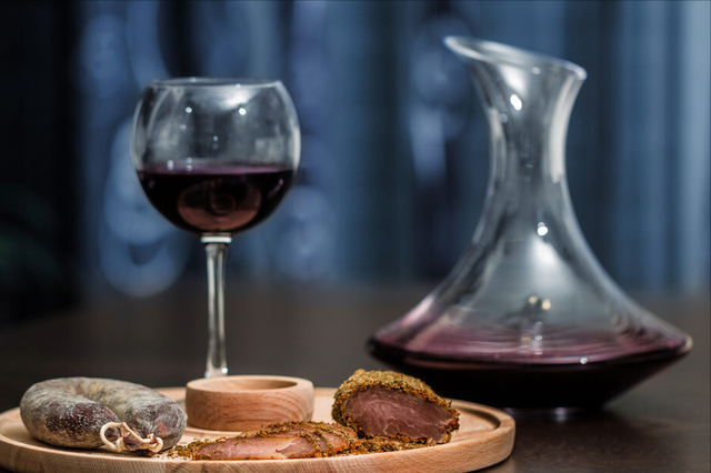 红酒直接倒杯子里可以醒酒吗，怎么鉴别红酒的档次（30块钱的红酒，需要醒酒吗）