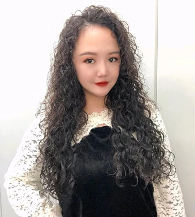 烫发可以提升发型的时髦感,拉高颜值和气质,但选择了不适合自己的卷发