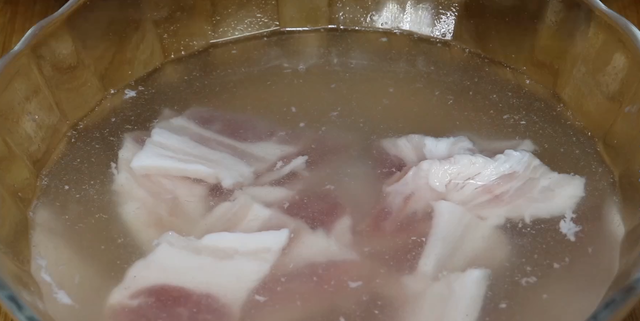 怎样快速解冻肉，冷冻肉怎样快速解冻（不管解冻什么肉）