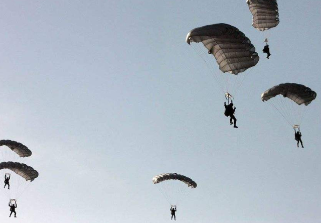 飞机失事只能等死吗，乘客为何不能跳伞而只能在飞机上等死