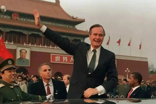 小布什几次访华，小布什总统坚持出席：不仅我去