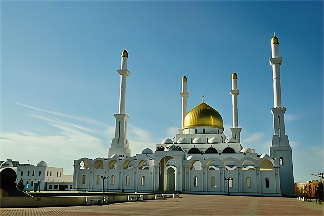 哈萨克斯坦的历史起源于公元8世纪,但直到15世纪才逐渐形成哈萨克族.