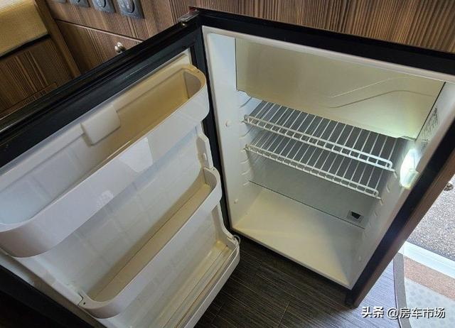 柴油轻卡汽车大全，解放轻卡3.5米最新款（丰田四驱版轻卡房车）