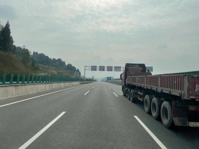 高速公路收费标准，如何将高速公路收费标准调整（一类车0.81元/车·公里执行暂定20年）