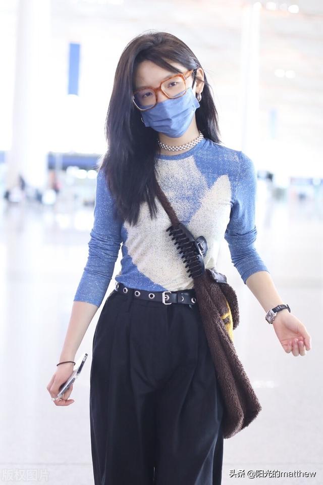 黑色运动鞋怎么搭配，黑色运动鞋怎么搭配衣服裤子女（章若楠印花上衣+黑色阔腿裤+白色运动鞋随性休闲）