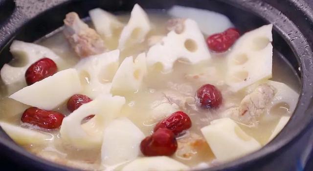 海带花生排骨可以一起煲汤吗，排骨花生海带可以一起熬汤吗（这5种蔬菜最滋补）