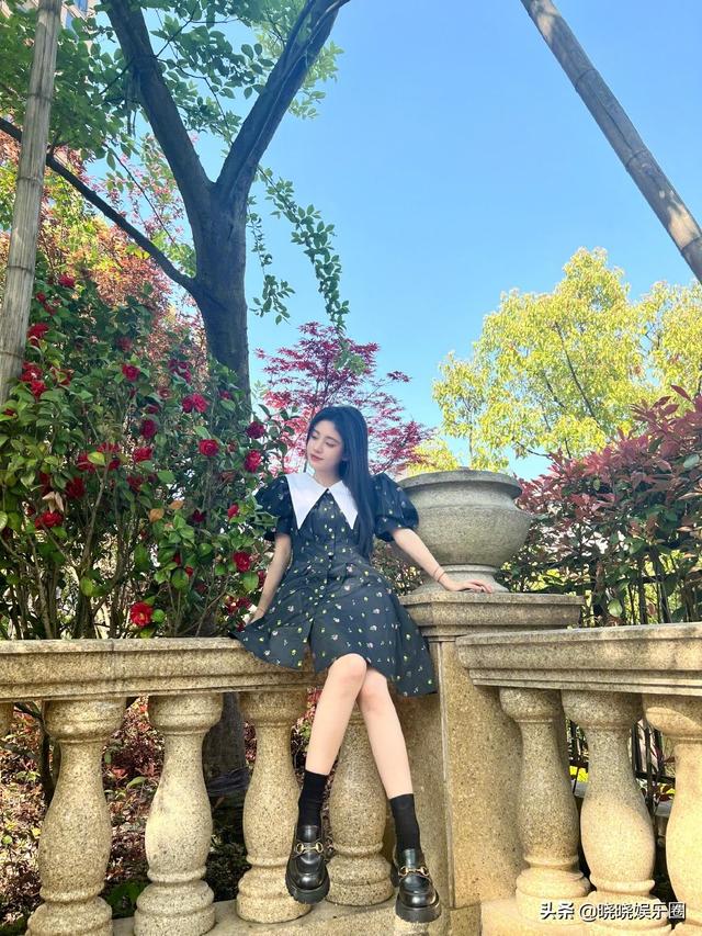 花园里的洋娃娃，妹妹背着洋娃娃歌词（人气美女鞠婧祎晒花园美照）