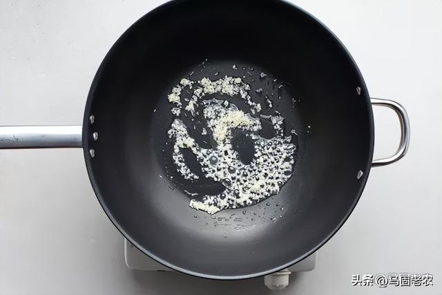 炒豆芽怎么做好吃，如何做绿豆芽的步骤（村里人都爱吃的炒豆芽）