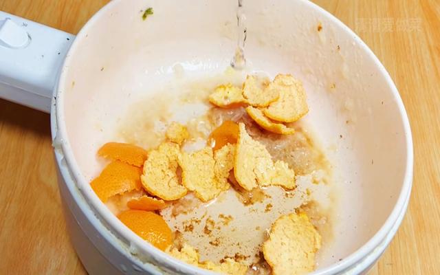 锅底烧糊的黑垢怎么去除，锅底的黑灰怎么样快速去除（用2个橘皮快速洗净）