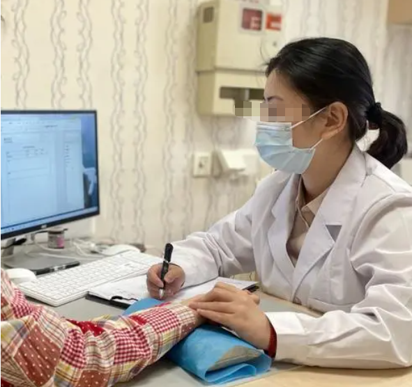 高龄产妇生孩子的风险有哪些，43岁生二胎的真实感受蒋勤勤（河北高龄孕妇产下五胞胎,五孩6岁荣登北京奥运会,母亲称后悔生下）