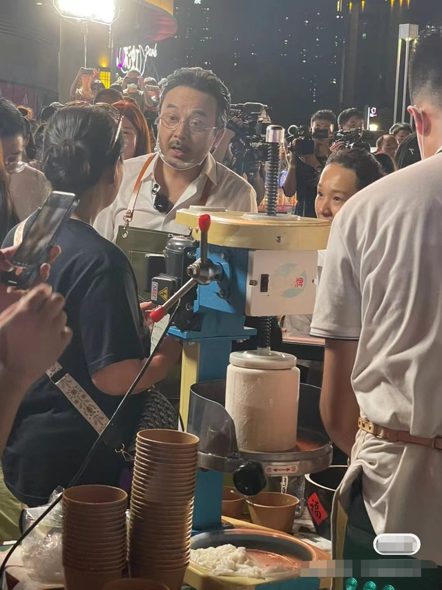 何炅新浪微博，何炅新浪微博粉丝（48岁何炅娇小似女生）