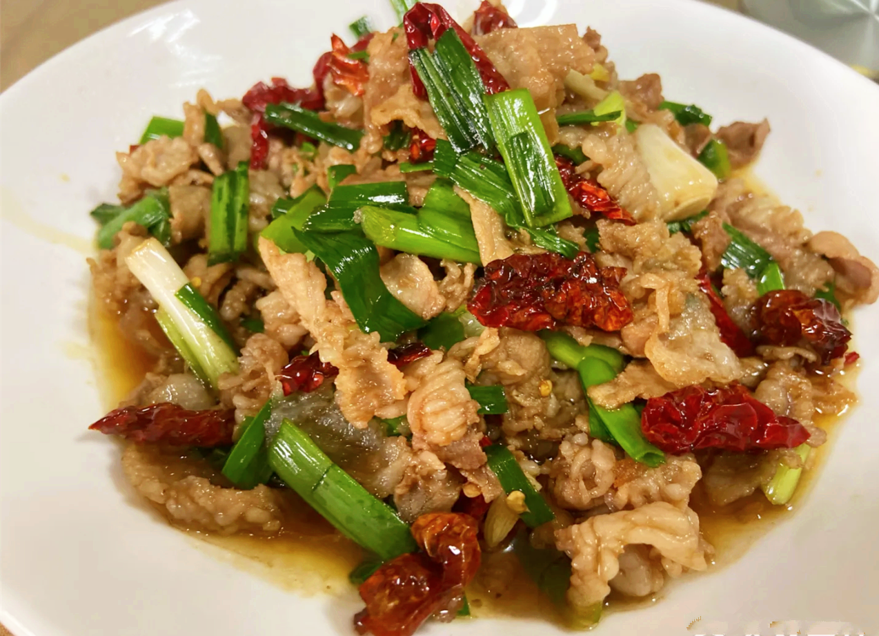 还有一道独具风味的特色小炒肉,是宣威当地每家饭馆都有的招牌菜