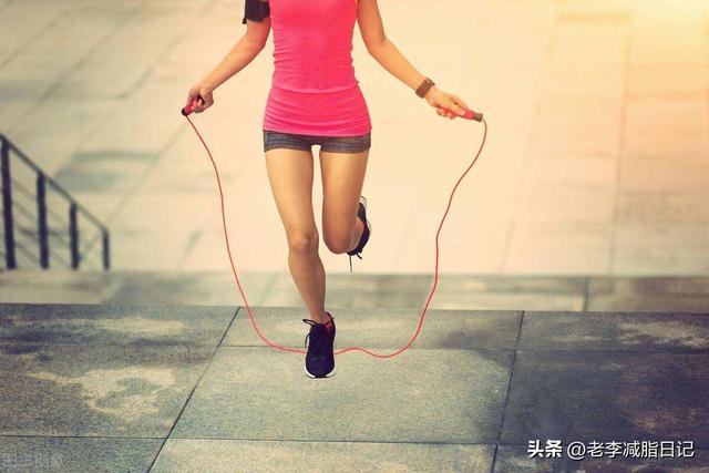 跑步跟跳绳哪个减肥效果好，跑步跟跳绳那个减肥效果更好（跳绳PK跑步，哪个减脂更快）