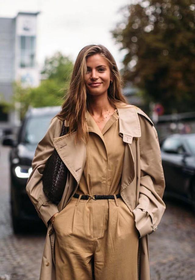 卡其色风衣搭配，卡其色的风衣怎么搭配（帅气慵懒随便搭配都不出错）