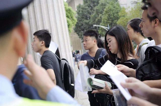 公务员可以搞副业吗，公务员可以做副业的吗（3类副业不影响工作）